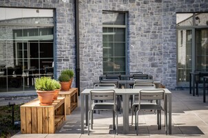 Classic Room, 1 King Bed | Terrace/patio