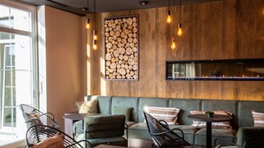 Un intérieur moderne avec un mur en bois, un coin salon et une cheminée.