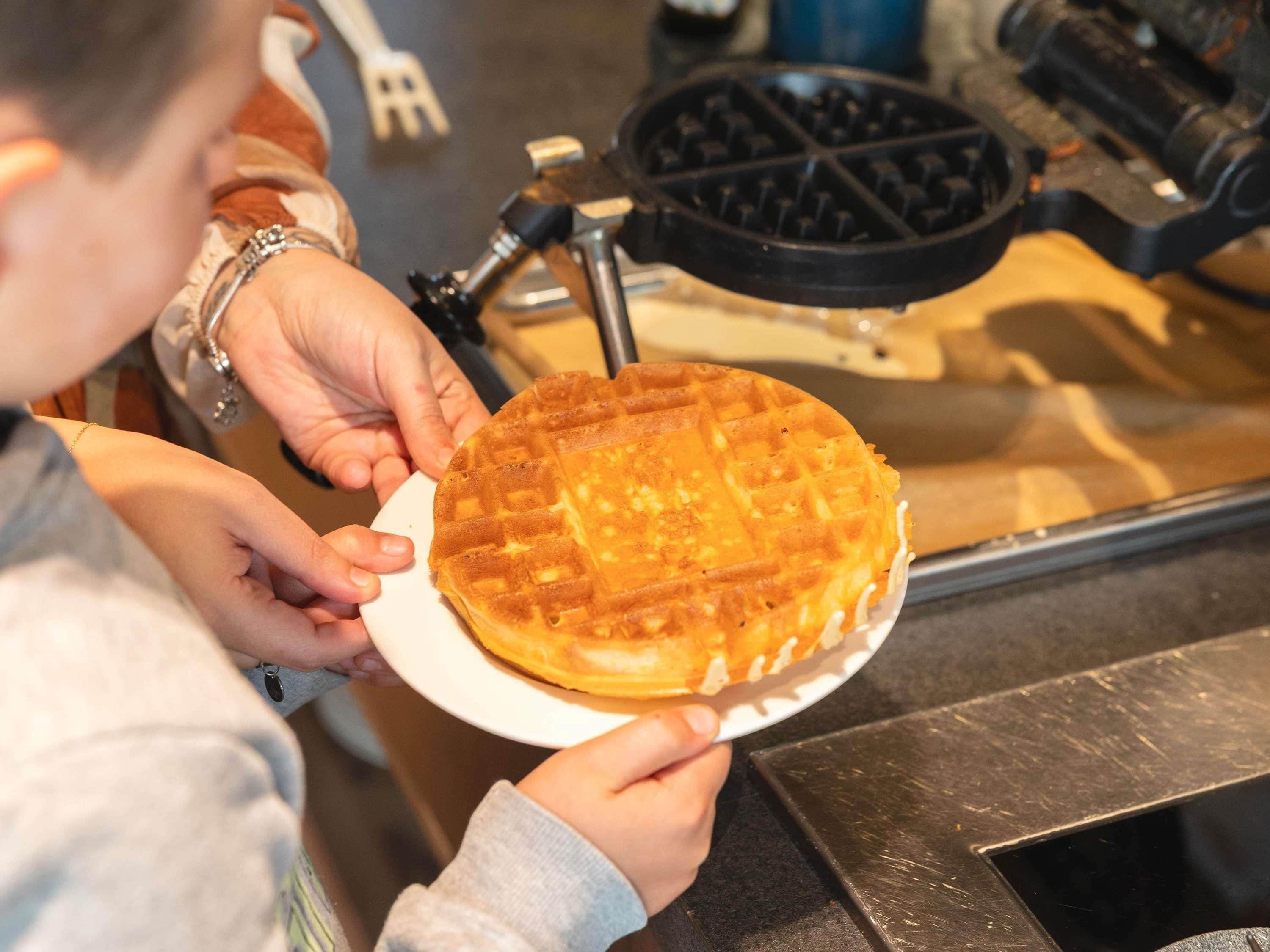 Eine Person hält ein Waffeleisen.