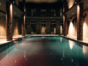 屋内プール、営業時間 7:00 ~ 22:00、サンラウンジャー