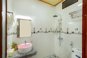 Family Room, Garden View | Bathroom sink - Tam Coc Lotus Flower Homestay (Hoa Lu)