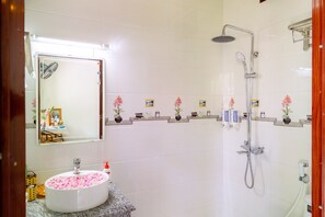 Family Room, Garden View | Bathroom sink