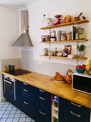 Kühlschrank, Mikrowelle, Ofen, Herdplatte