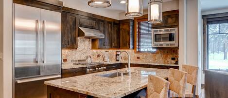 Kylskåp, mikrovågsugn, ugn och spishäll