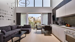 Um apartamento moderno com sala de estar, espaço para refeições e cozinha.