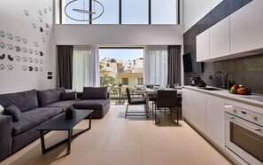 Comfort loft | Privékeuken | Een koelkast, een oven, een kookplaat, een espressoapparaat