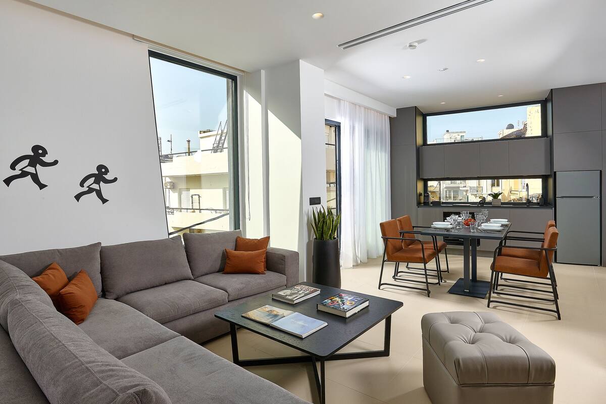 Apartment, 2 Bedrooms | Living room | 43-inch Smart TV with satellite channels, TV