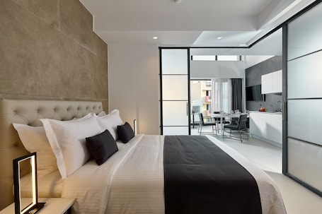 Ropa de cama de alta calidad y caja de seguridad en la habitación