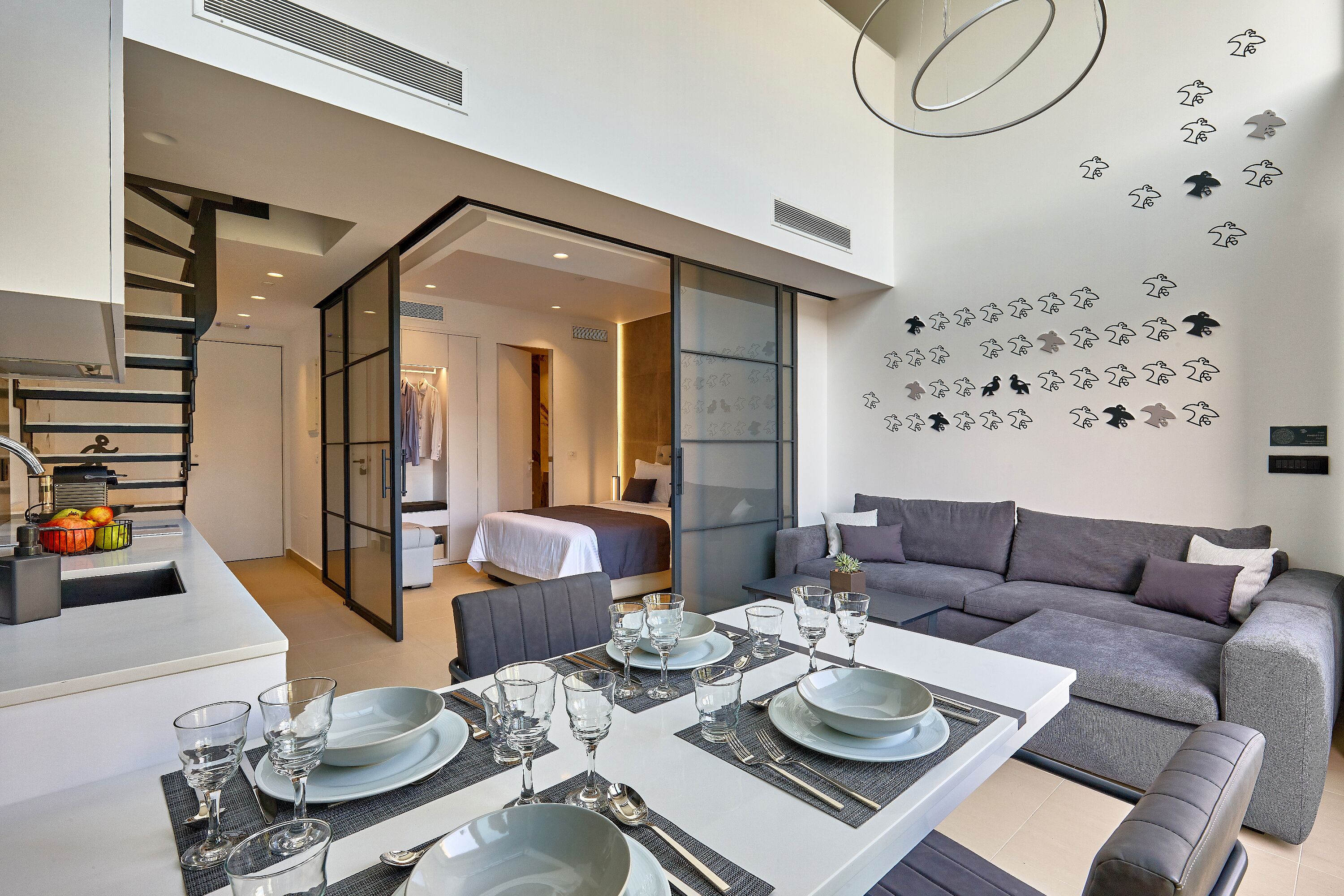 Comfort-Loft | Wohnbereich | 43-Zoll-Smart-TV mit Satellitenempfang, Fernseher