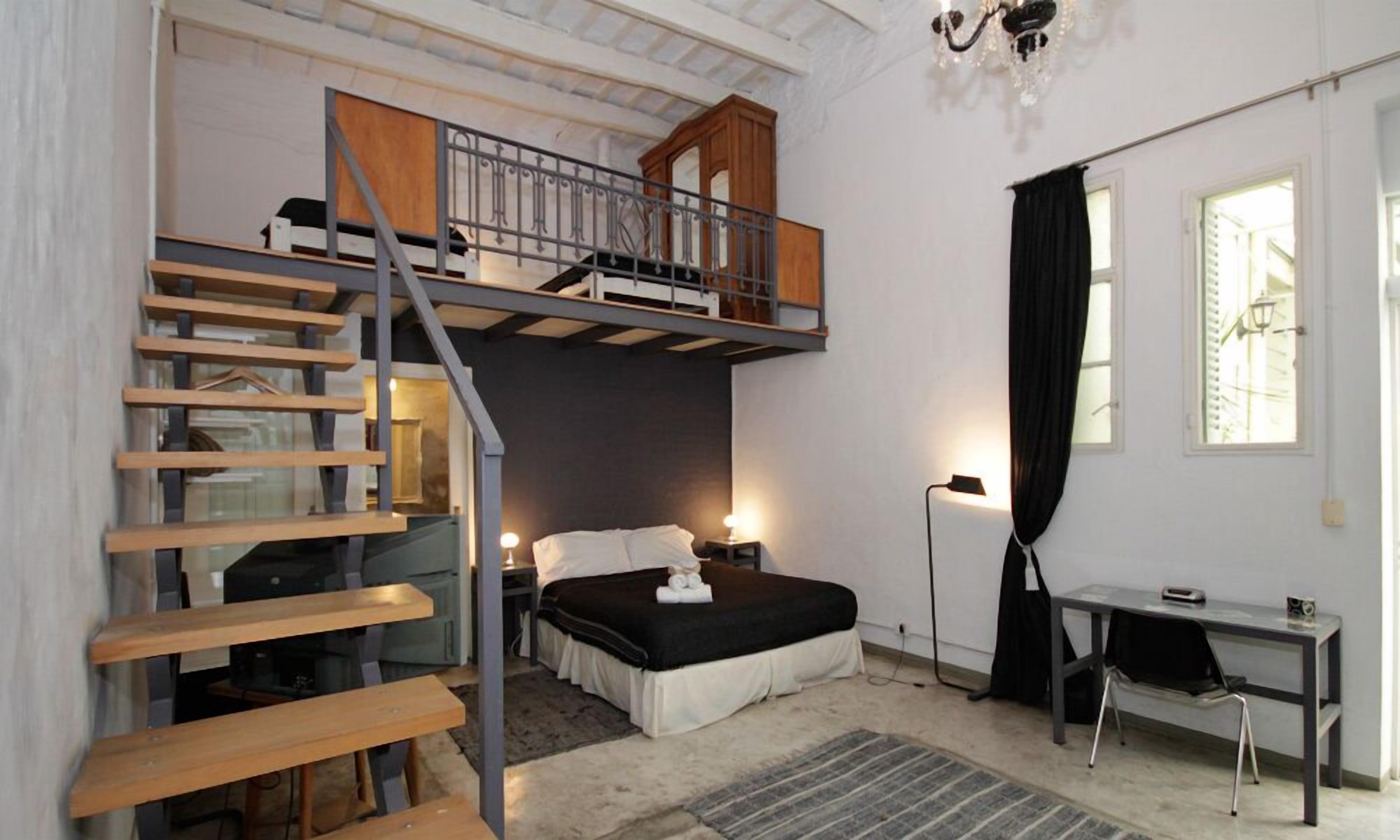 Minibar, caja de seguridad en la habitación y decoración personalizada 