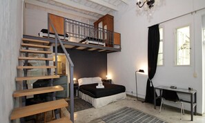 A compact room with a bunk bed, a desk, and a chair. - Palermo Viejo Bed & Breakfast (Buenos Aires)