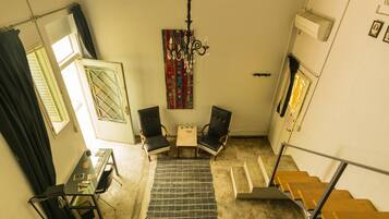 Minibar, caja de seguridad en la habitación y decoración personalizada