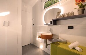 Shower, hair dryer, bidet, towels