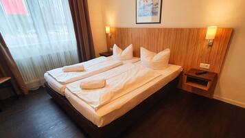 Double Room, 1 Double Bed | Hypo-allergenic bedding, in-room safe, WiFi, bed sheets