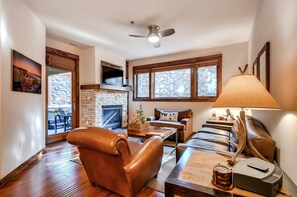 Televisio, takka, DVD-soitin, pöytätennispöytä