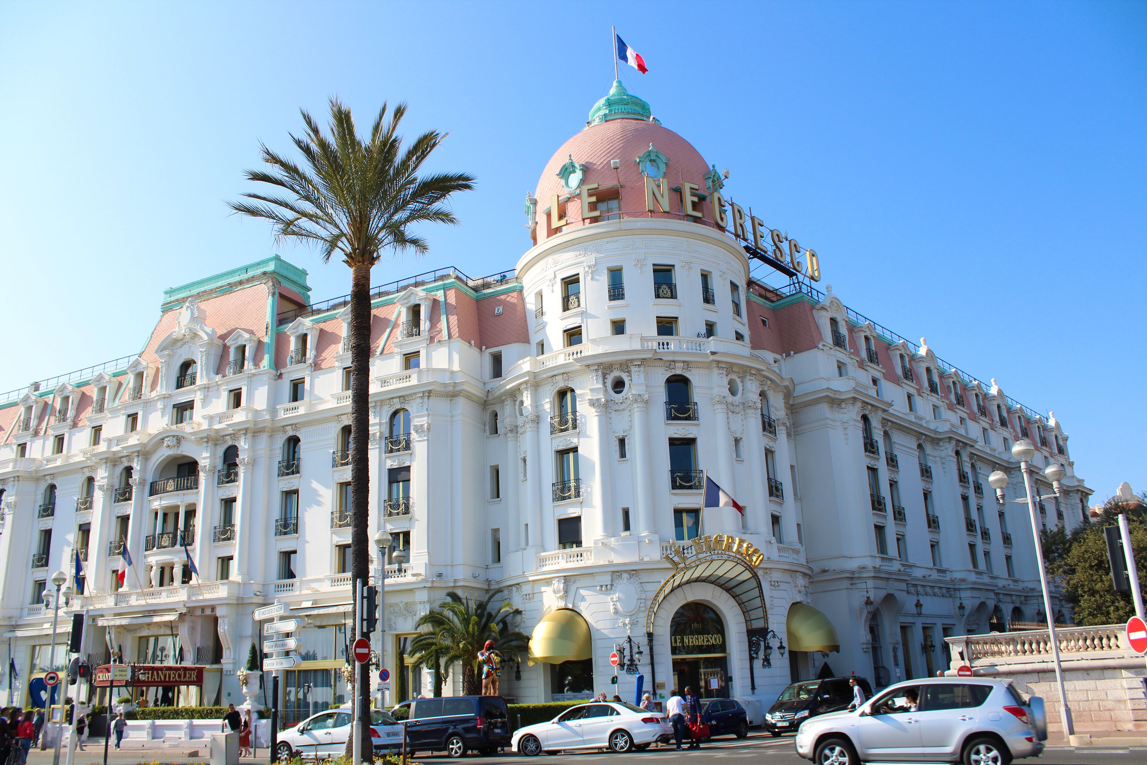 Un edificio grande e histórico con una cúpula destacada y un cartel que dice "LE NEGRES".