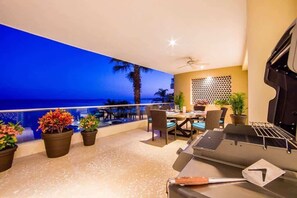 Outdoor dining - Luxury Beachfront Condo Ocean View & Infinity Pool (Punta de Mita)