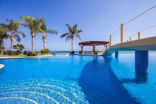 Luxury Beachfront Condo Ocean View & Infinity Pool