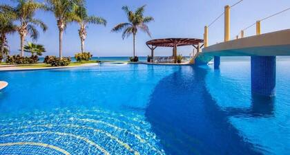Luxury Beachfront Condo Ocean View & Infinity Pool