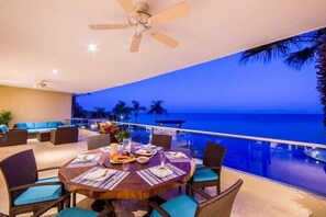 Outdoor dining - Luxury Beachfront Condo Ocean View & Infinity Pool (Punta de Mita)