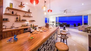 Een moderne keuken met houten planken, een bar en een zithoek met uitzicht.