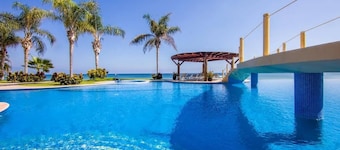 Luxury Oceanfront Condo & Infinity Pool