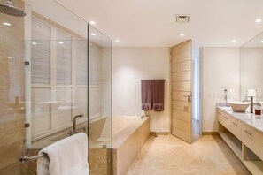 Bañera, secador de pelo, toallas