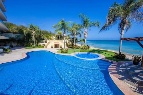 Luxury Oceanfront Condo & Infinity Pool