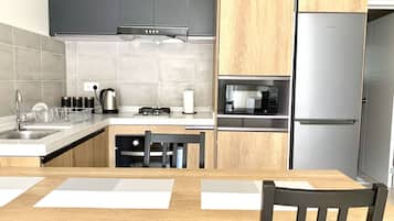 Comfort Apartment, Non Smoking, Balcony (B5) | Dapur peribadi | Peti sejuk/penyejuk beku saiz penuh, ketuhar gelombang mikro, ketuhar