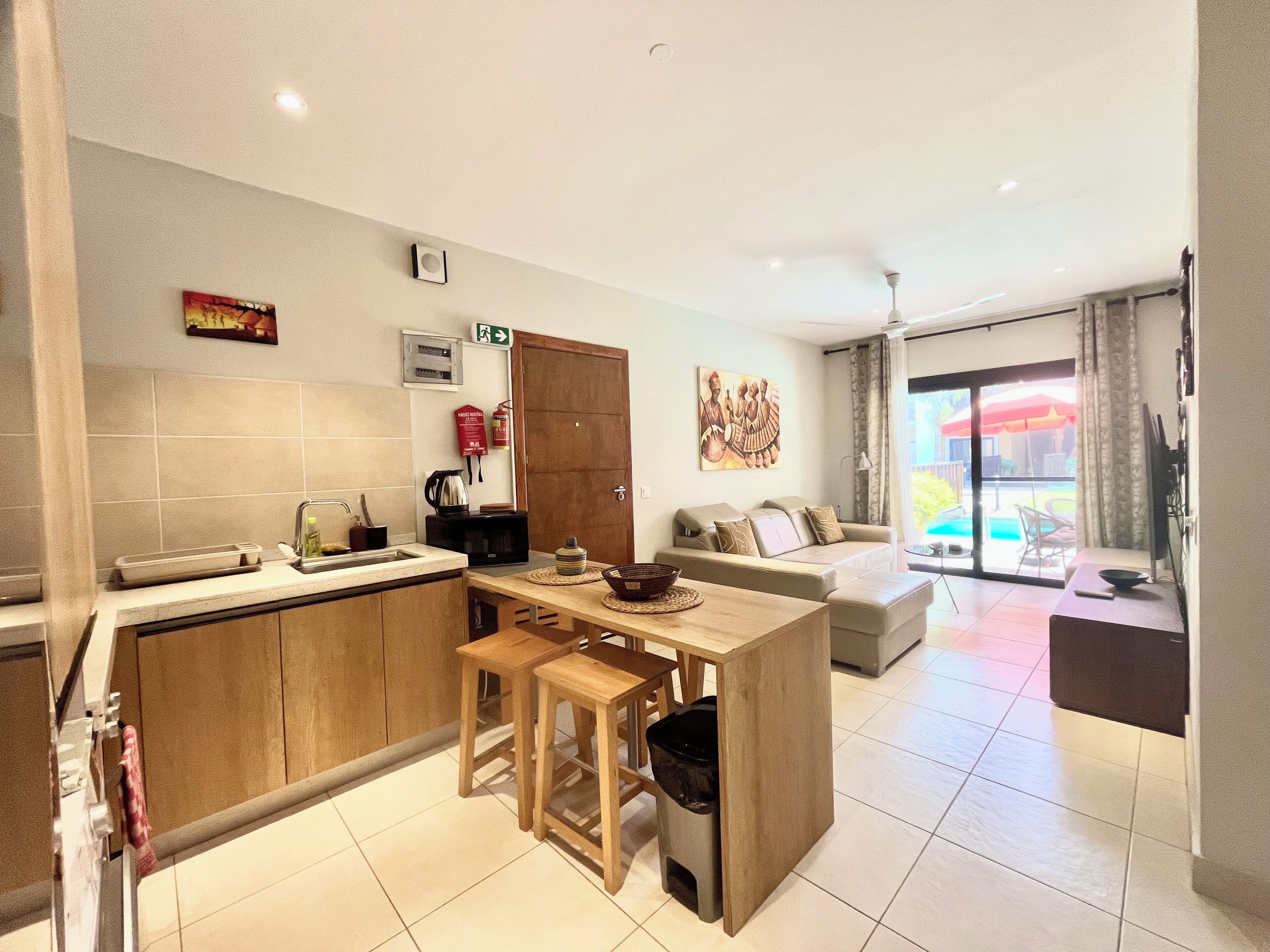 Apartamento familiar, 2 habitaciones, acceso a la piscina, vistas al jardín (A1) | Zona de estar | Una Smart TV