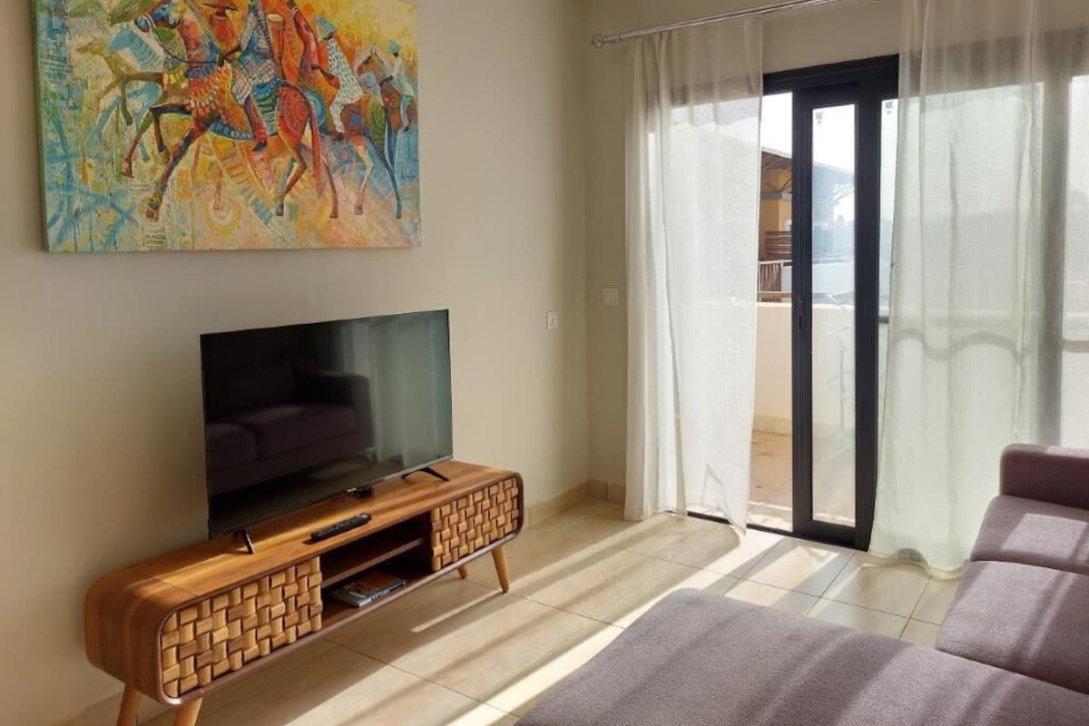 Departamento Confort, 1 cama Queen size, para no fumadores, vista a la alberca (C9) | Área de sala de estar | Smart TV