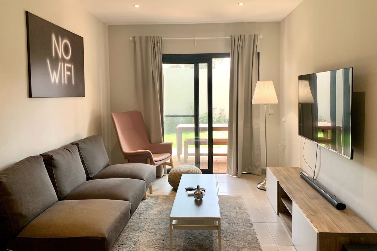 Departamento Confort, 2 habitaciones, para no fumadores, vista al jardín (F4) | Área de sala de estar | Smart TV