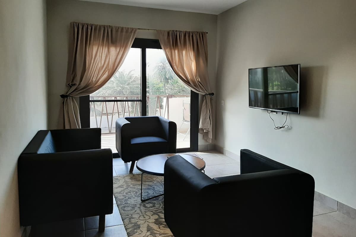 Departamento Confort, 2 habitaciones, para no fumadores, balcón (E16) | Área de sala de estar | Smart TV