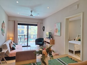 舒適公寓, 陽台, 泳池景觀 (E7- 1st Floor) | 獨特裝潢、布置獨特、熨斗/熨衣板、免費無線上網
