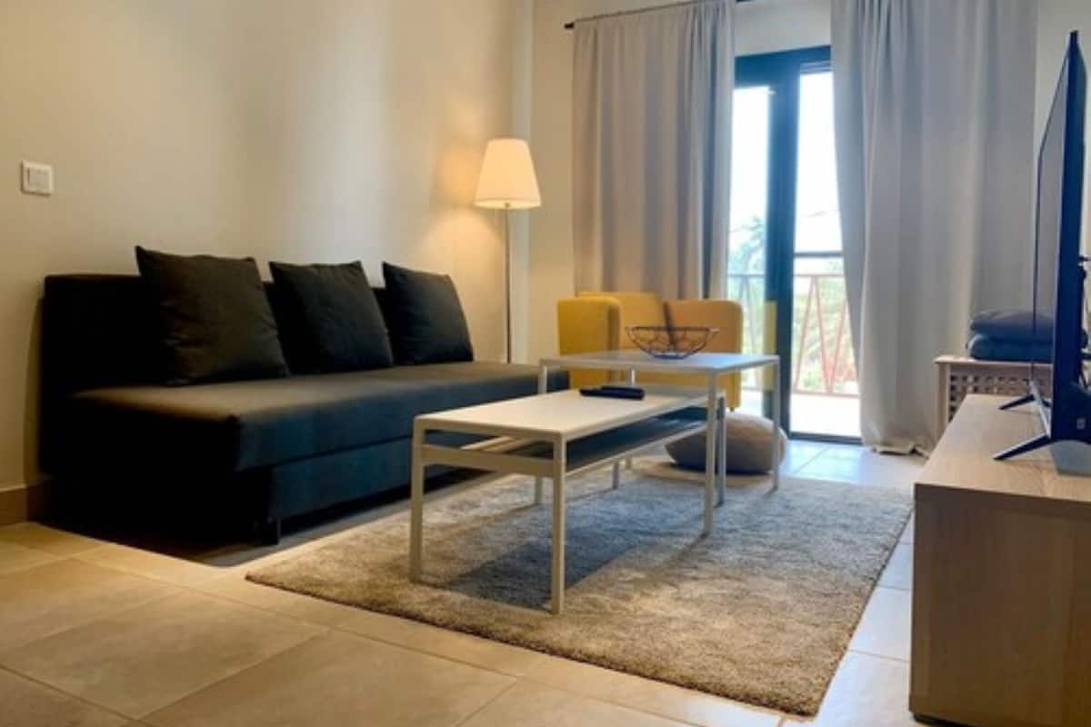 Departamento familiar, 2 habitaciones, para no fumadores, balcón (E10) | Área de sala de estar | Smart TV