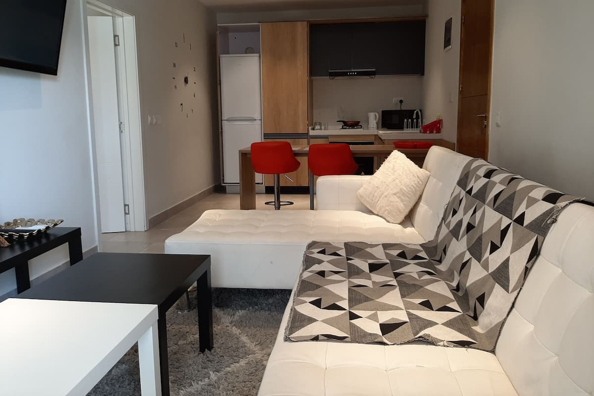 Departamento Confort, para no fumadores, vista a la alberca (D1) | Área de sala de estar | Smart TV