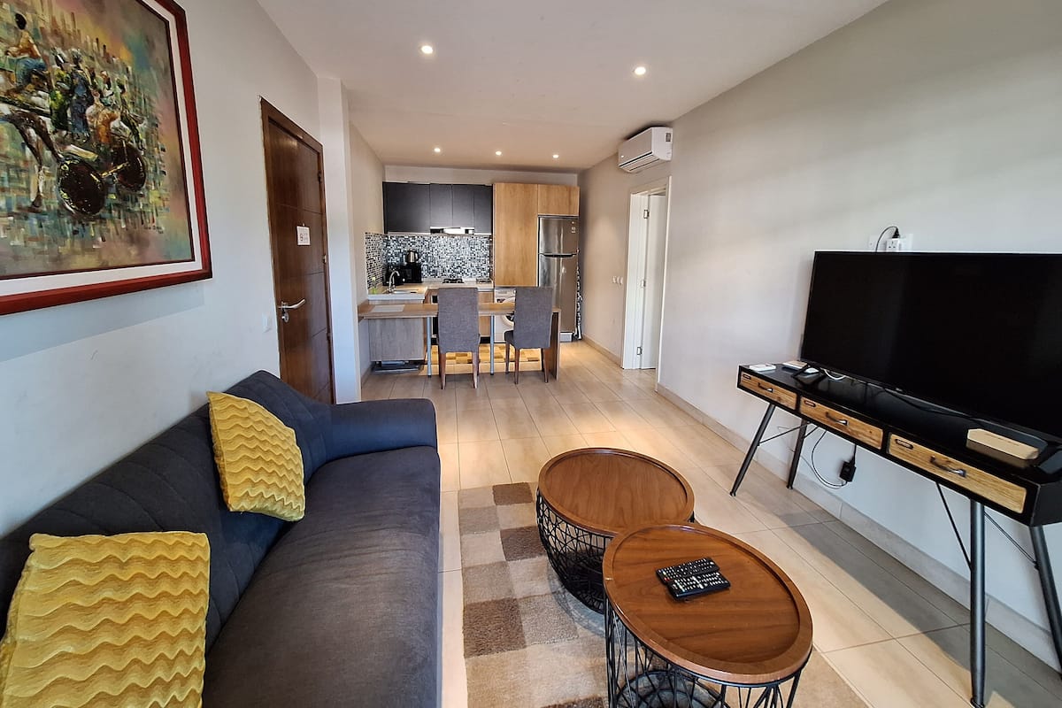 Departamento Confort, para no fumadores, balcón (C6) | 1 habitación, decoración personalizada y muebles diferentes