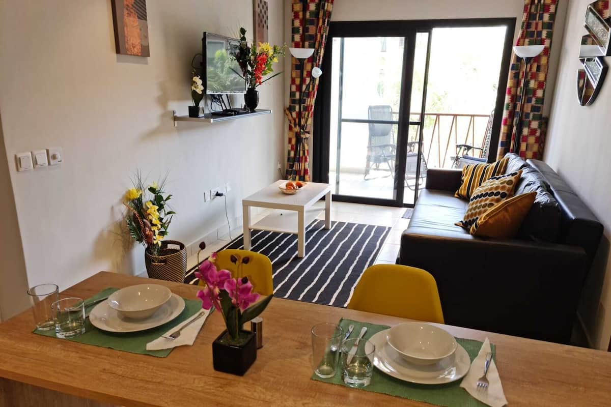 Departamento Confort, 2 habitaciones, para no fumadores, vista a la alberca (A6) | Cocina privada | Refrigerador con congelador, microondas, horno y parrilla de estufa