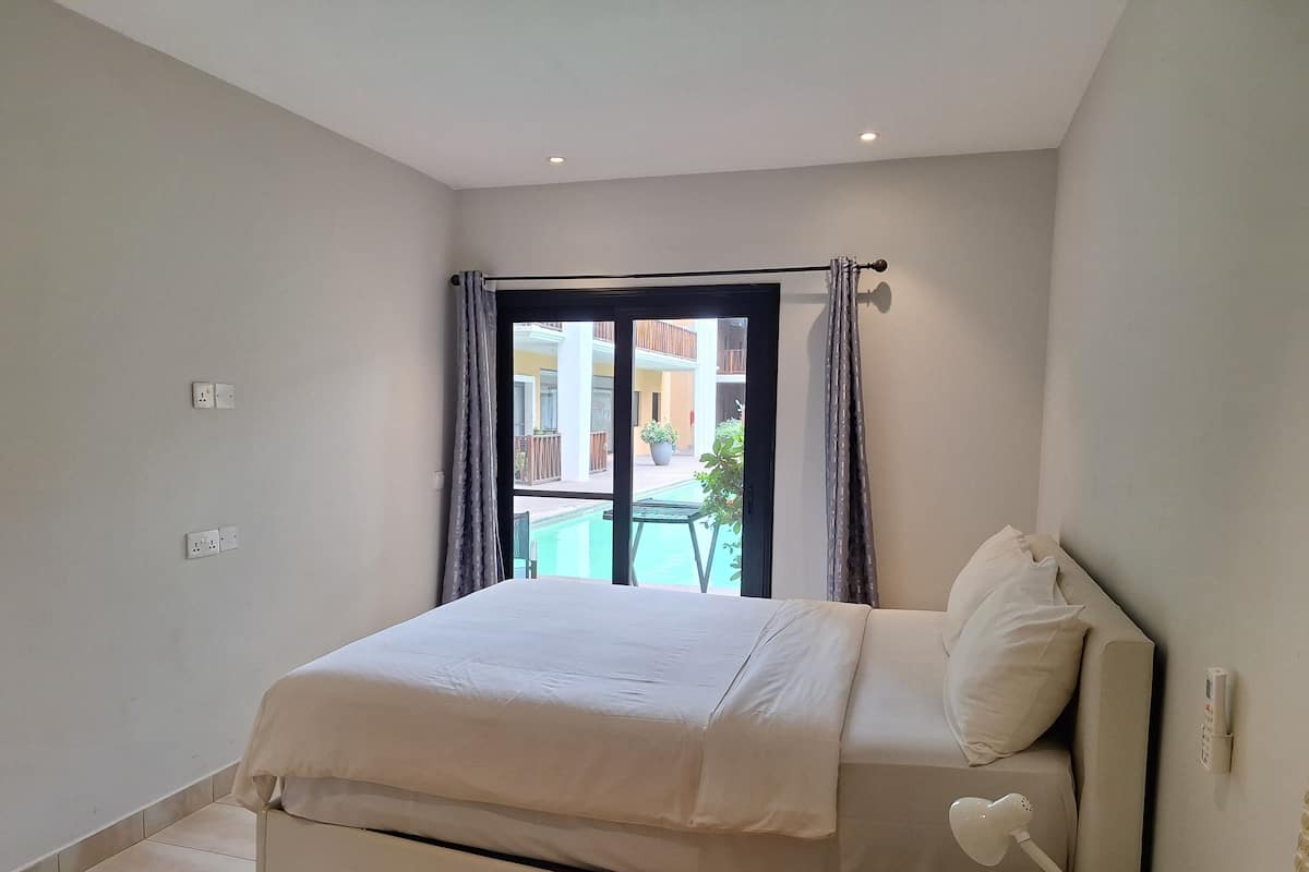 Apartamento Confort, 1 cama doble, no fumadores, acceso a la piscina (E1) | 1 dormitorio, decoración individual, mobiliario individual