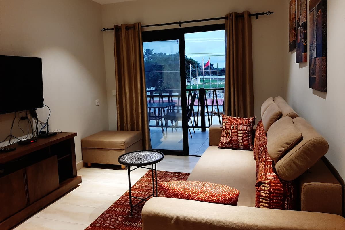 Departamento Confort, 1 habitación, para no fumadores, balcón (E15) | Área de sala de estar | Smart TV