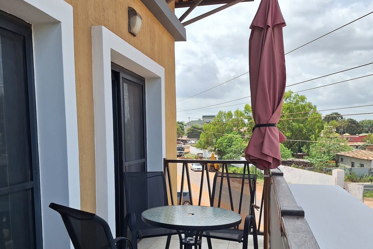 Apartamento clásico, 2 habitaciones, balcón, vistas parciales al mar (E17) | Vistas a la calle