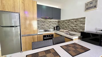 Appartamento Romantico, 2 camere da letto, non fumatori, balcone (F12) | Cucina privata | Frigorifero con congelatore, microonde, forno, piano cottura