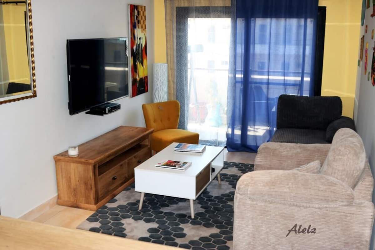 Departamento estándar, para no fumadores, balcón (B9) | Área de sala de estar | Smart TV