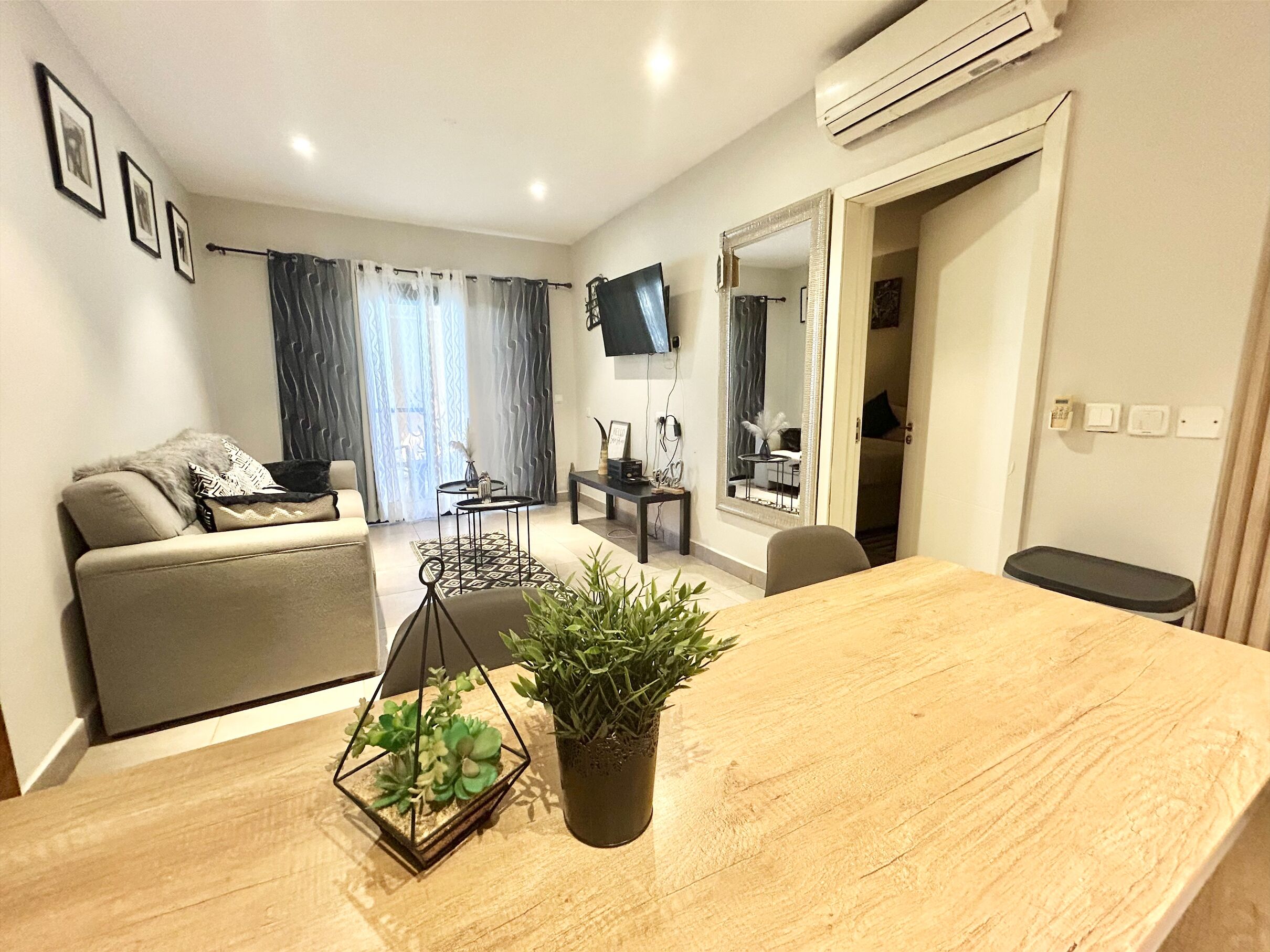 Comfort-huoneisto, patio, näköala uima-altaalle (D1) | Oleskelualue | Älytelevisio