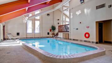 Innendørsbasseng og et oppvarmet basseng