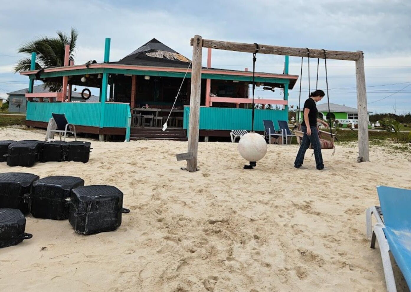 Na praia, espreguiçadeiras, toalhas de praia 