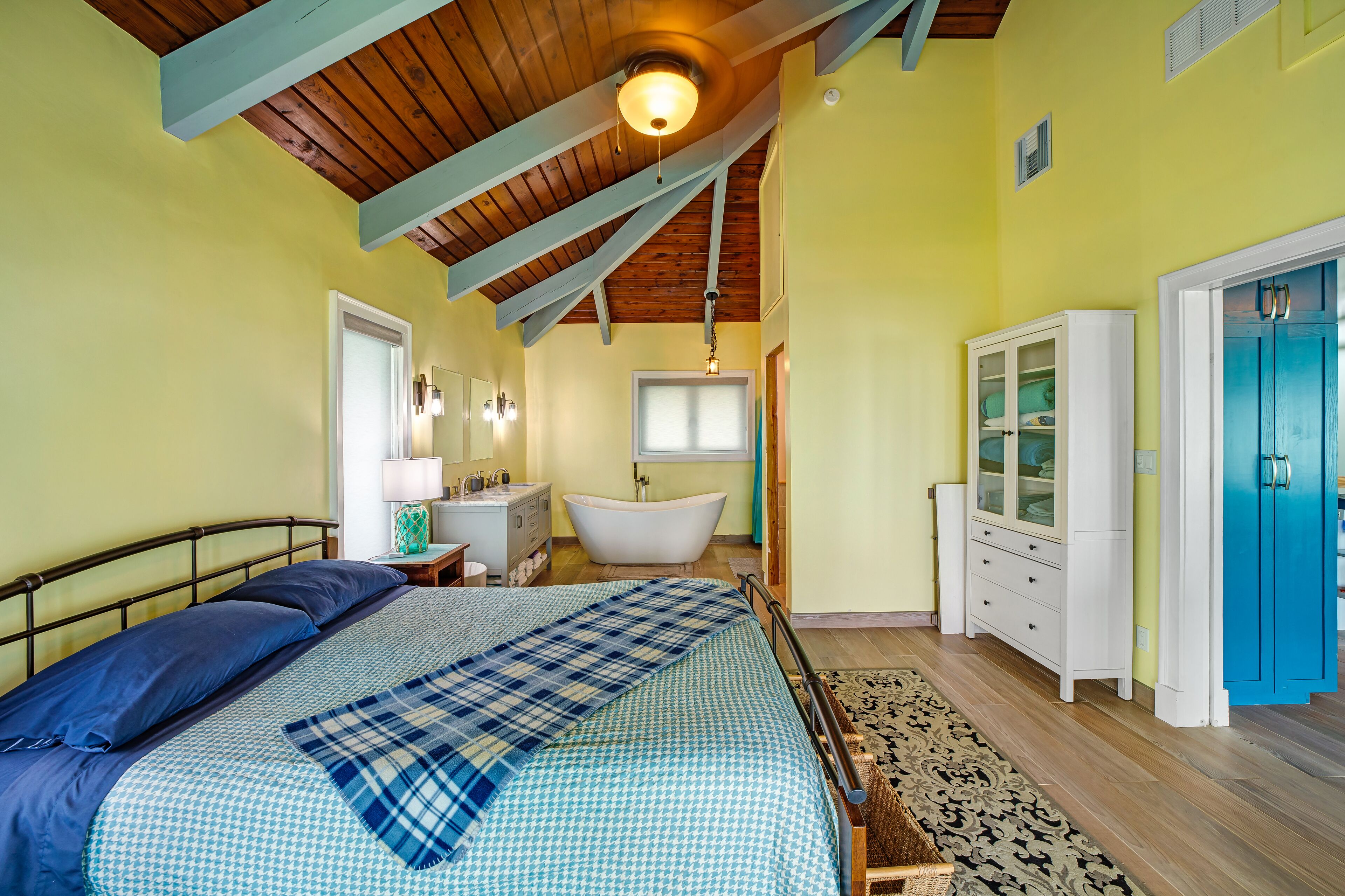 4 habitaciones, escritorio, tabla de planchar con plancha y wifi gratis 