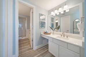 Badewanne, Haartrockner, Handtücher