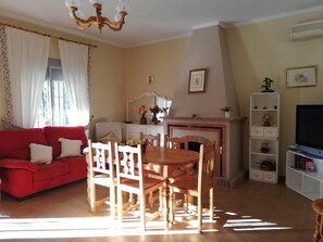 TV, fireplace - Alojamiento Rural Cañada Honda (CORIPE)