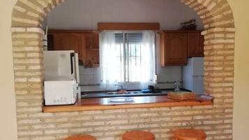 Een koelkast, een magnetron, een oven, een koffiezetapparaat/waterkoker